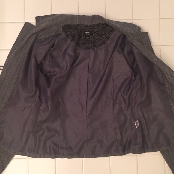 Career Fashion Blazer w/ buttons and rusching - Picture 5 of 8